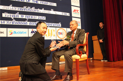 ดร.สารสิน บุพพานนท์ รับรางวัลบุคคลคุณภาพแห่งปี 2011